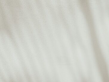 Cover image showing a cream swirl, neutral background, and icons for hydration and comfort, created for the CeraVe Moisturizing Cream review