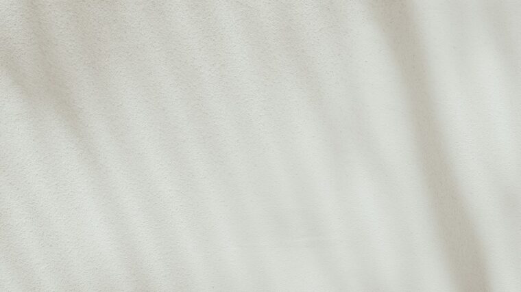 Cover image showing a cream swirl, neutral background, and icons for hydration and comfort, created for the CeraVe Moisturizing Cream review