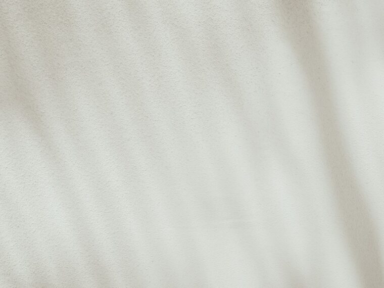 Cover image showing a cream swirl, neutral background, and icons for hydration and comfort, created for the CeraVe Moisturizing Cream review